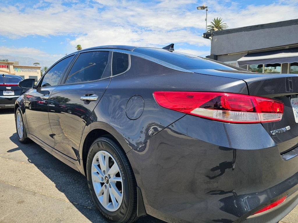 Kia Optima Vehicle Full-screen Gallery Image 11
