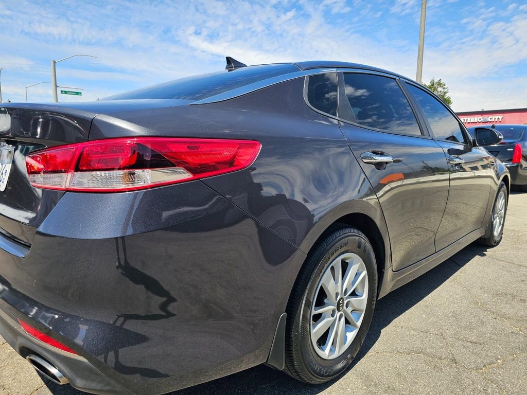 Kia Optima Vehicle Full-screen Gallery Image 12