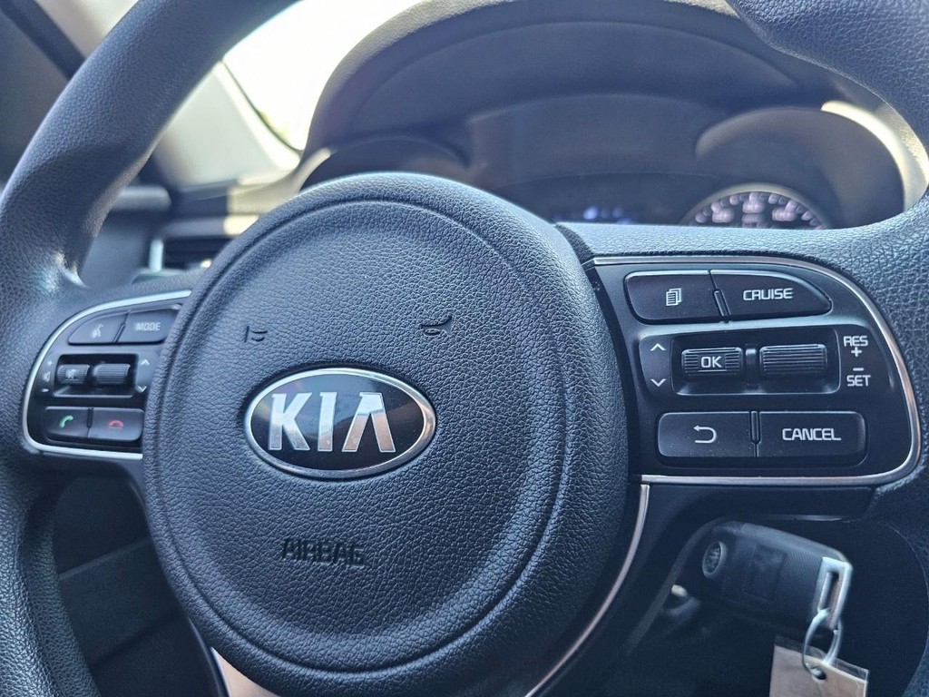 Kia Optima Vehicle Full-screen Gallery Image 24