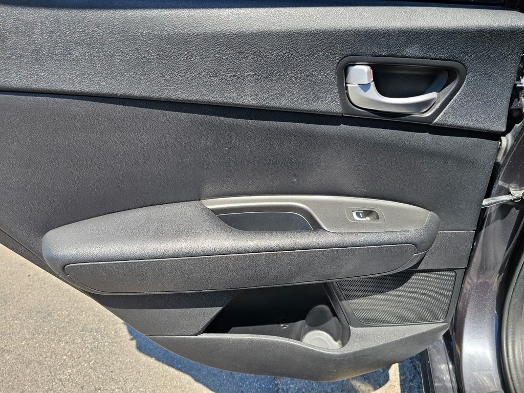Kia Optima Vehicle Full-screen Gallery Image 25