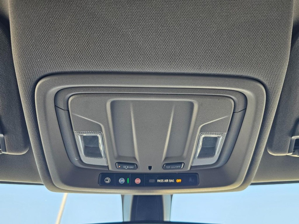 Chevrolet Silverado 1500 Vehicle Full-screen Gallery Image 35