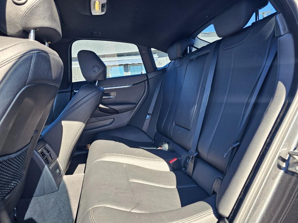 BMW 4 Series Vehicle Full-screen Gallery Image 27