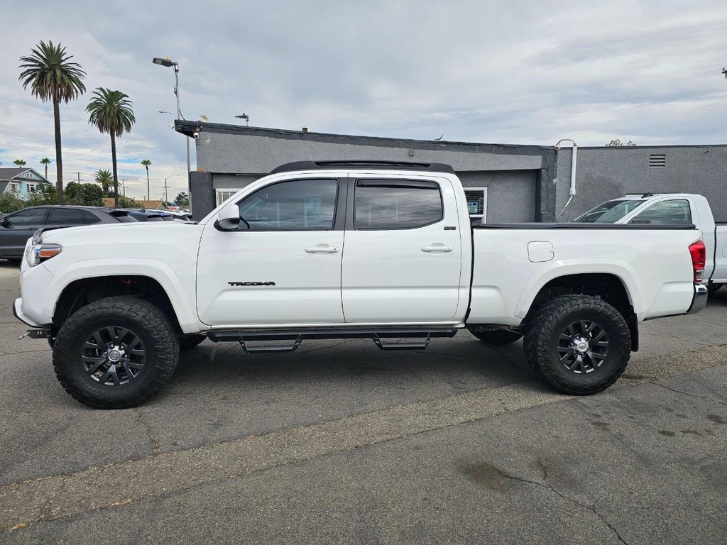 Toyota Tacoma 2WD Vehicle Full-screen Gallery Image 3