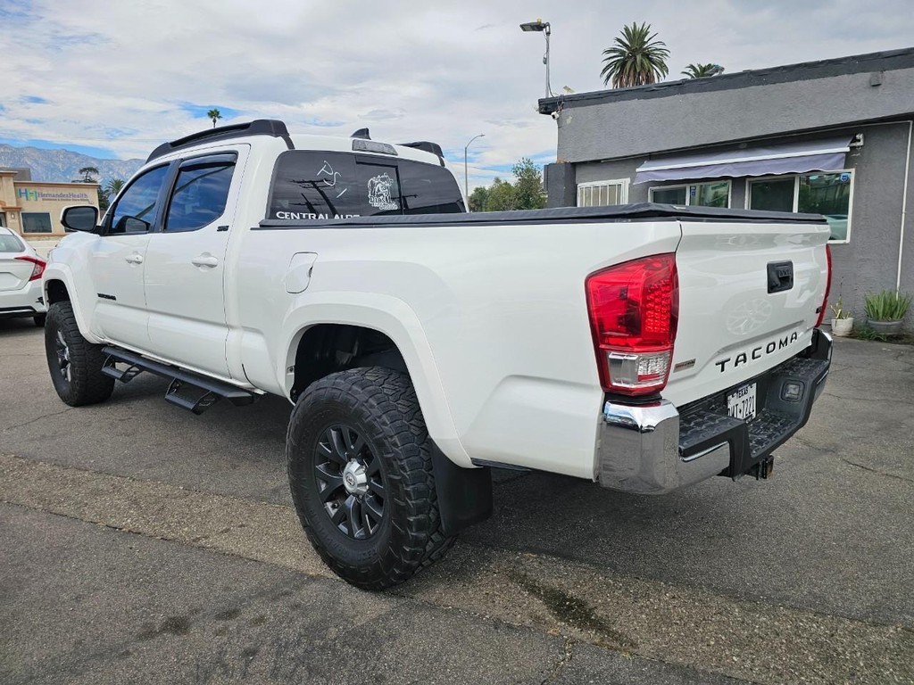 Toyota Tacoma 2WD Vehicle Full-screen Gallery Image 4
