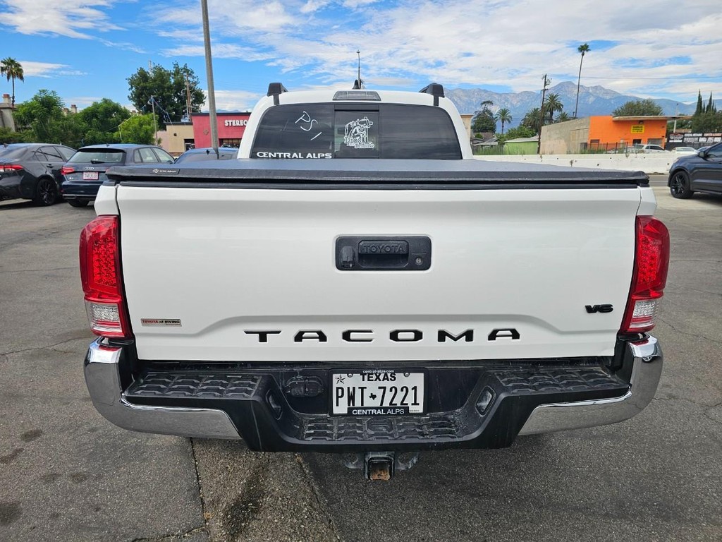 Toyota Tacoma 2WD Vehicle Full-screen Gallery Image 5