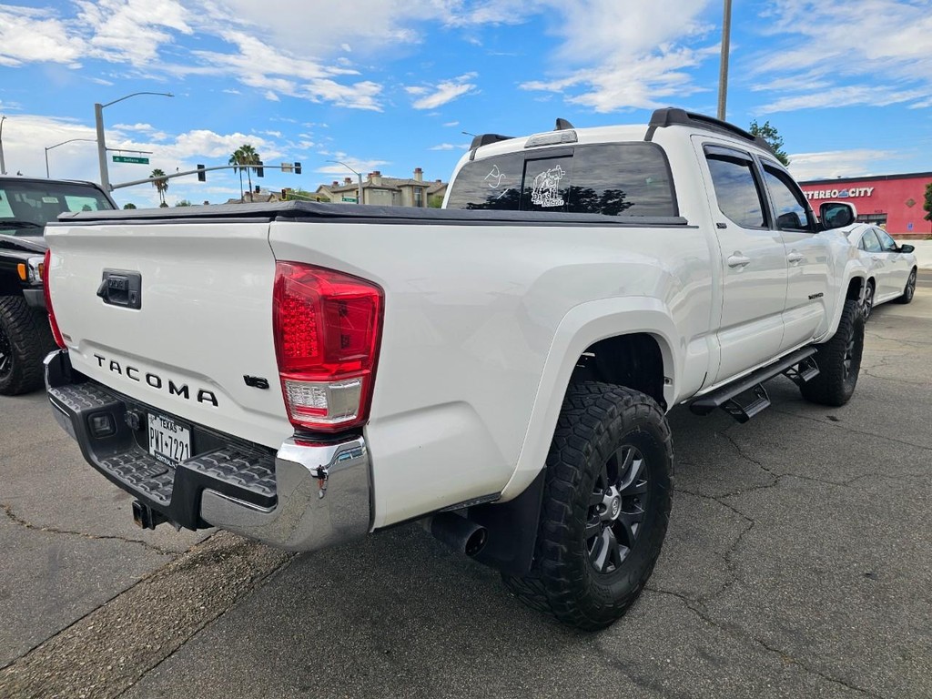 Toyota Tacoma 2WD Vehicle Full-screen Gallery Image 6