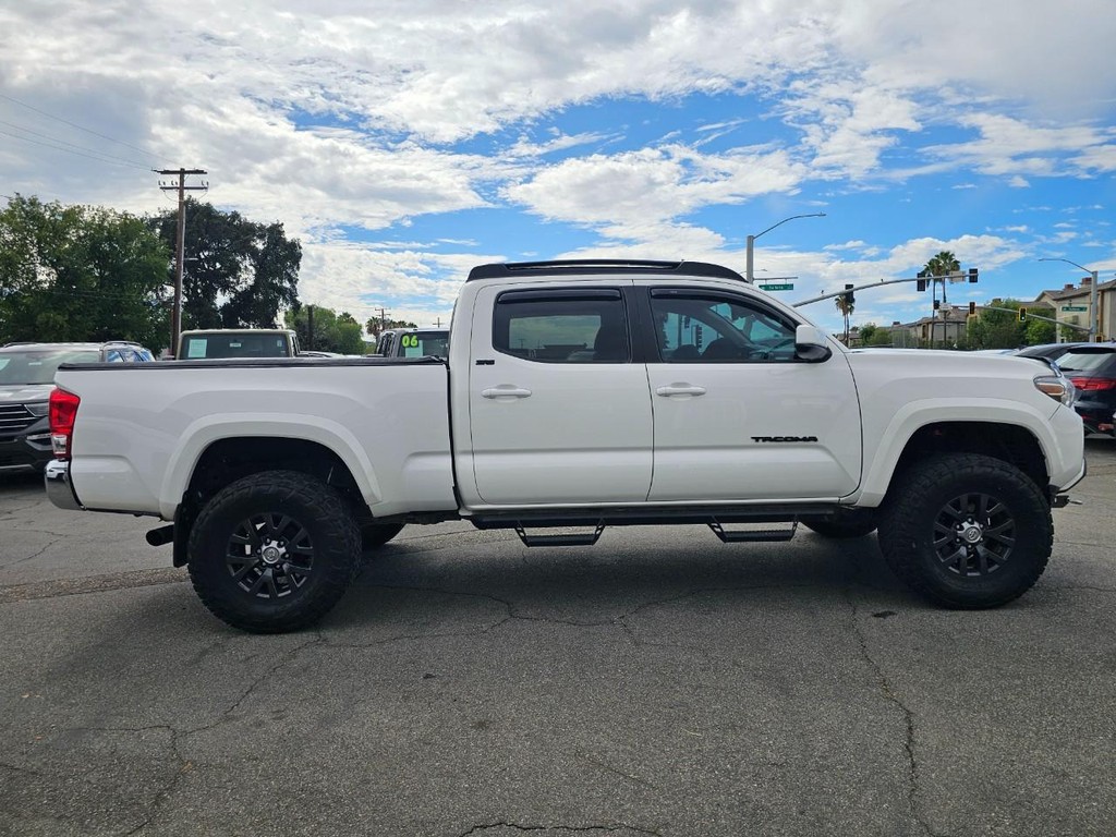 Toyota Tacoma 2WD Vehicle Full-screen Gallery Image 7