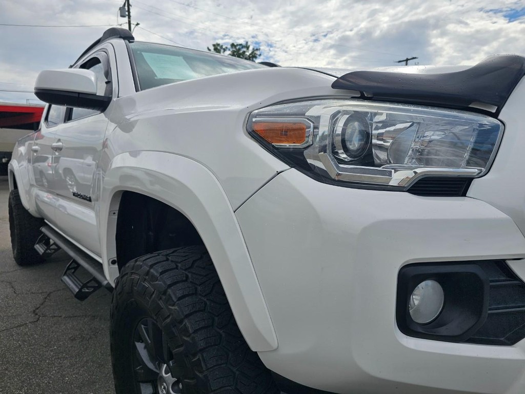 Toyota Tacoma 2WD Vehicle Full-screen Gallery Image 10