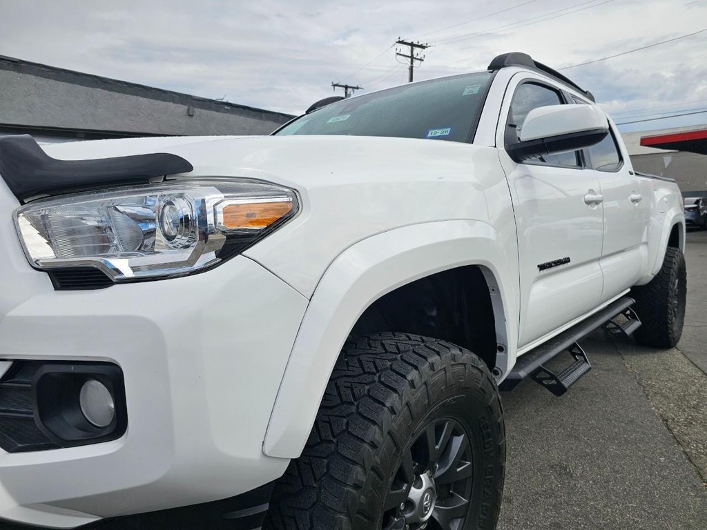 Toyota Tacoma 2WD Vehicle Full-screen Gallery Image 11