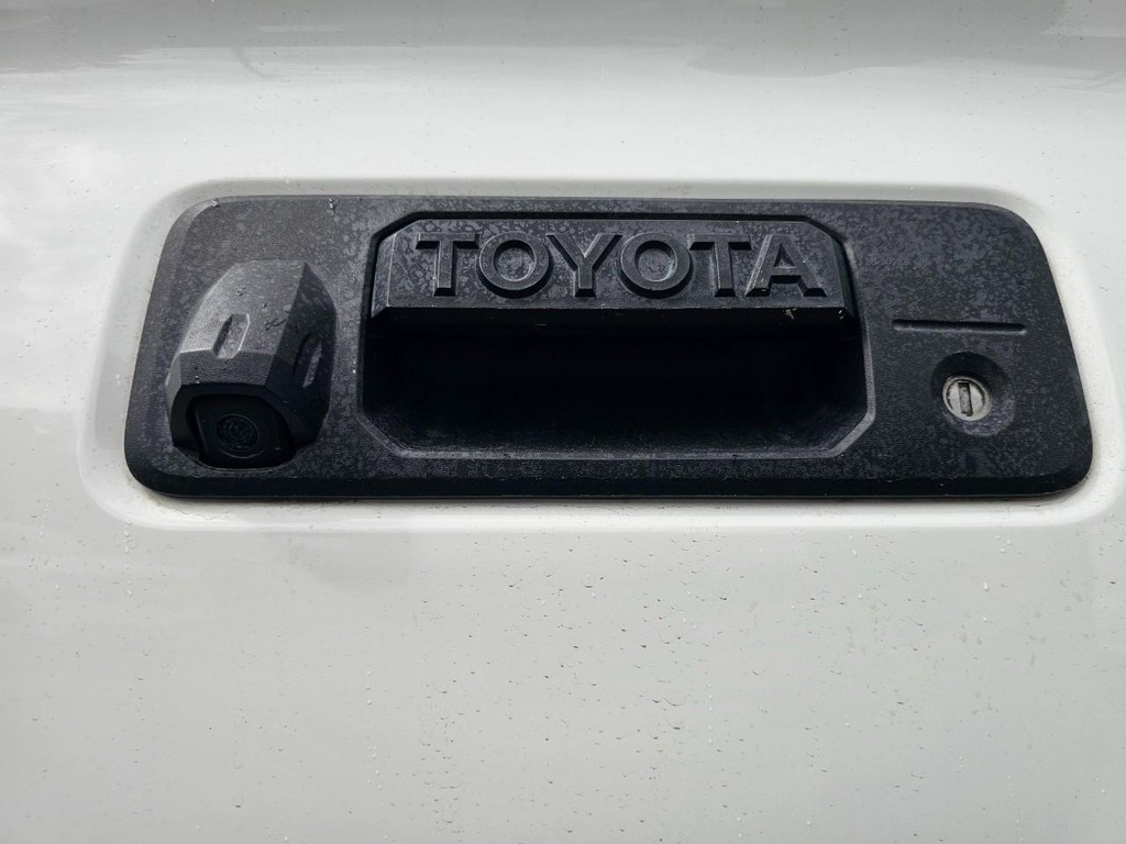 Toyota Tacoma 2WD Vehicle Full-screen Gallery Image 15
