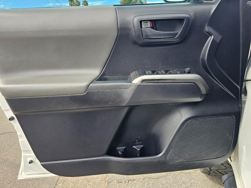Toyota Tacoma 2WD Vehicle Full-screen Gallery Image 16