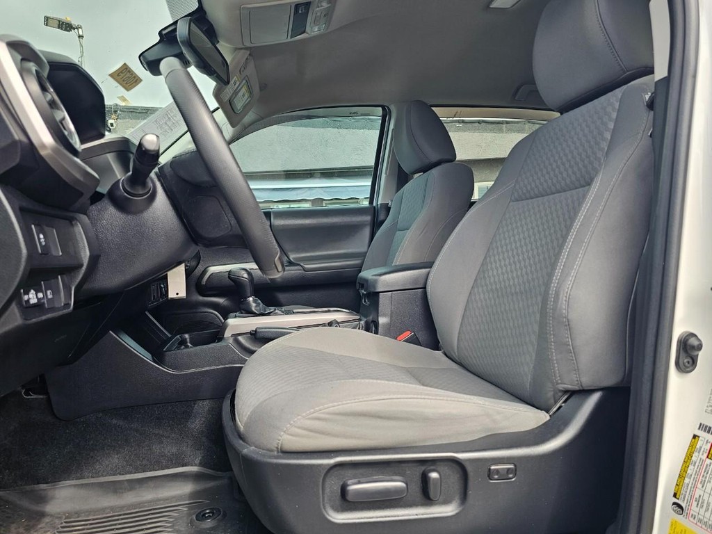 Toyota Tacoma 2WD Vehicle Full-screen Gallery Image 17