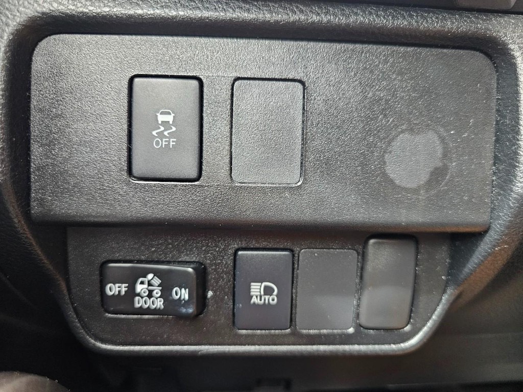 Toyota Tacoma 2WD Vehicle Full-screen Gallery Image 18