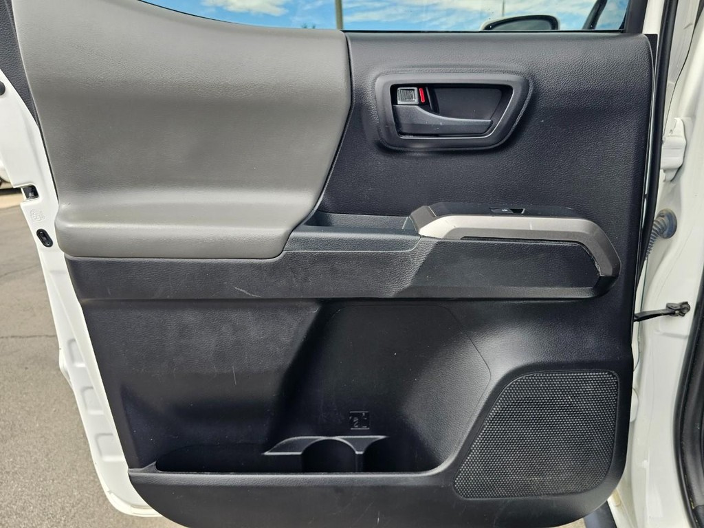 Toyota Tacoma 2WD Vehicle Full-screen Gallery Image 24
