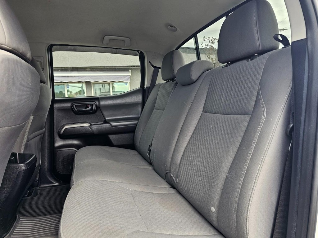 Toyota Tacoma 2WD Vehicle Full-screen Gallery Image 25