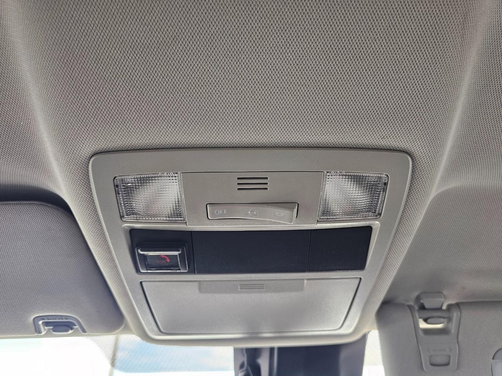 Toyota Tacoma 2WD Vehicle Full-screen Gallery Image 31