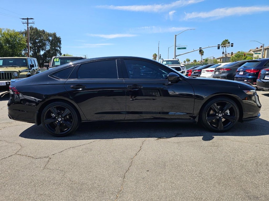 Honda Accord Hybrid Vehicle Full-screen Gallery Image 7