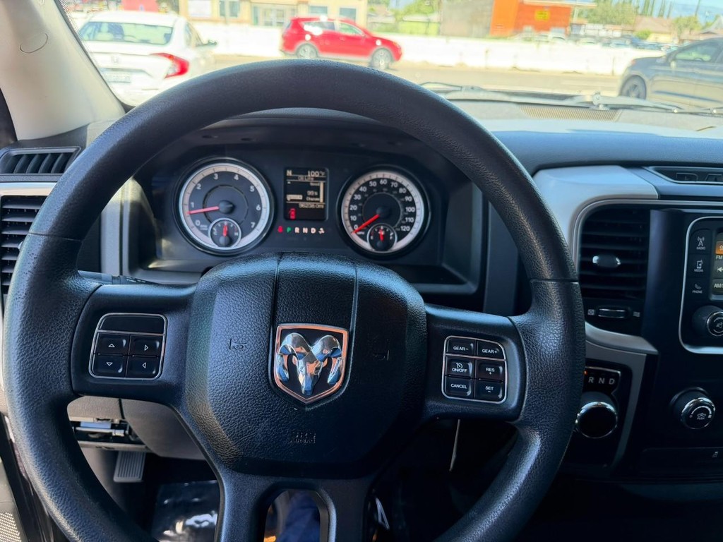 Ram 1500 Classic Vehicle Full-screen Gallery Image 15
