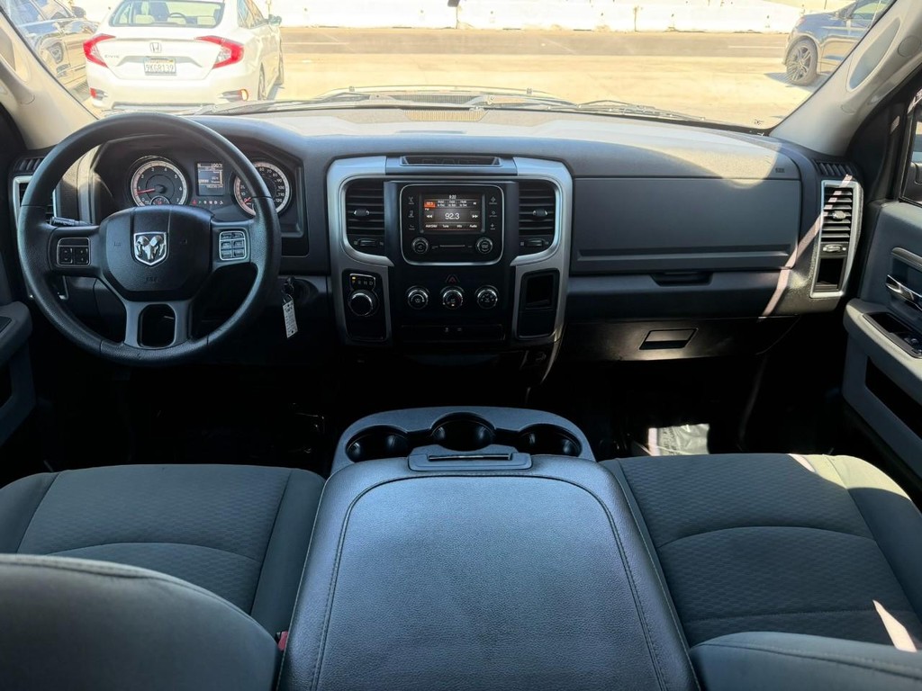 Ram 1500 Classic Vehicle Full-screen Gallery Image 18