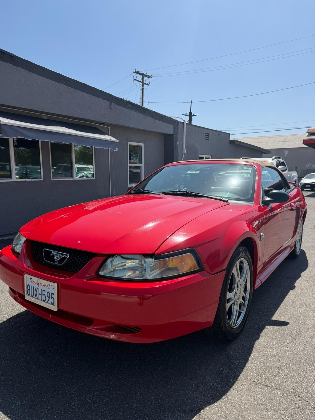Ford Mustang Vehicle Full-screen Gallery Image 2