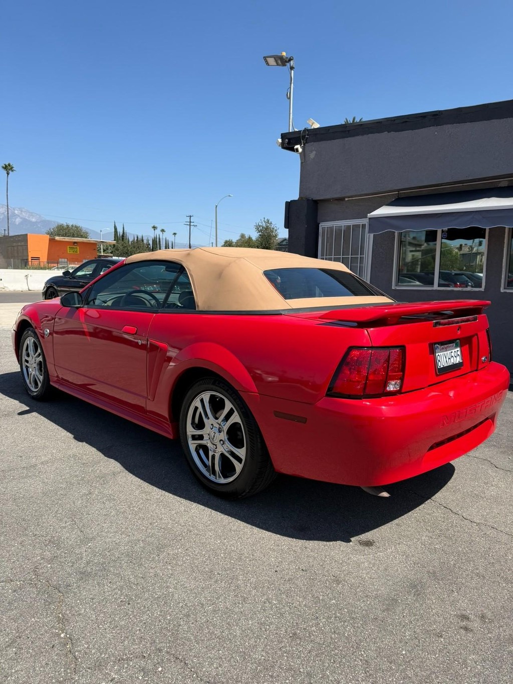 Ford Mustang Vehicle Full-screen Gallery Image 4