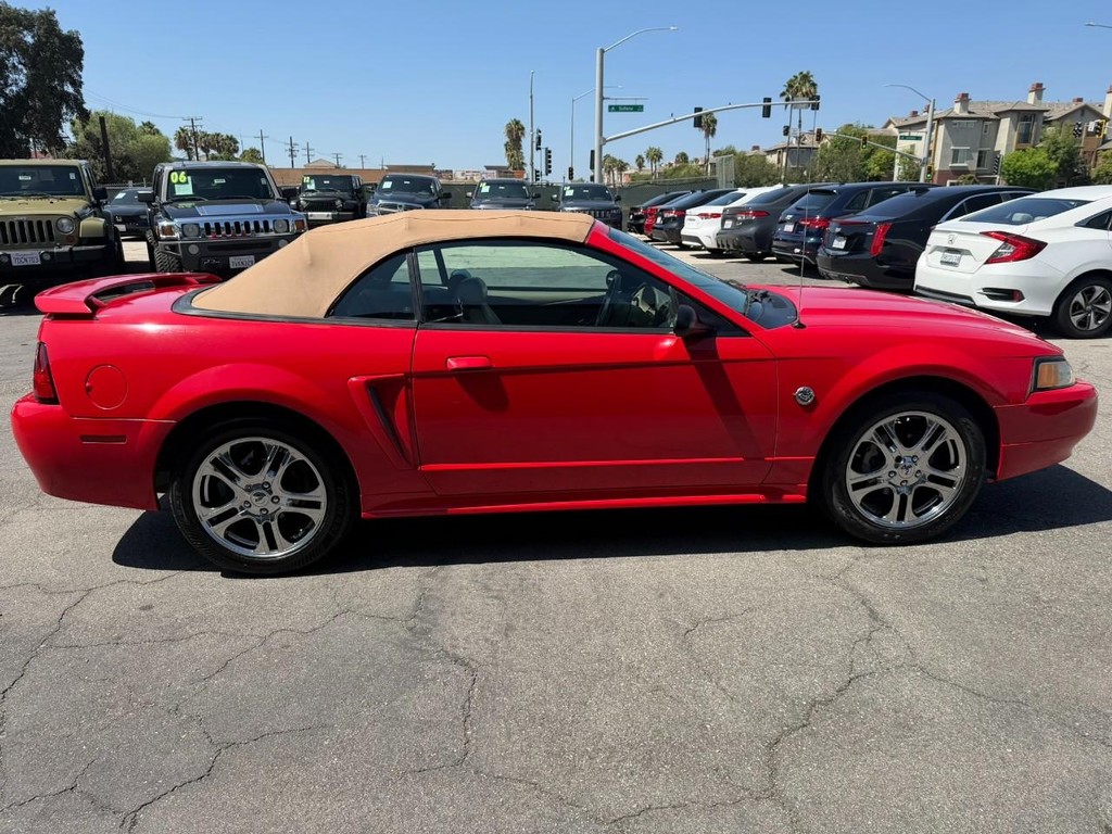Ford Mustang Vehicle Full-screen Gallery Image 10