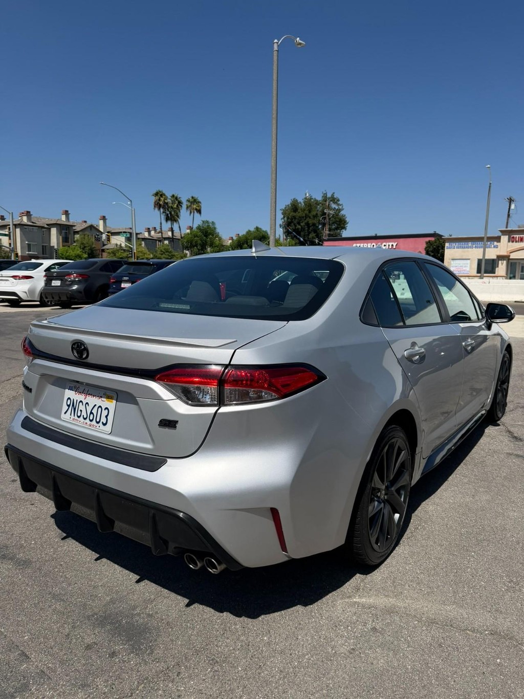 Toyota Corolla Vehicle Full-screen Gallery Image 6