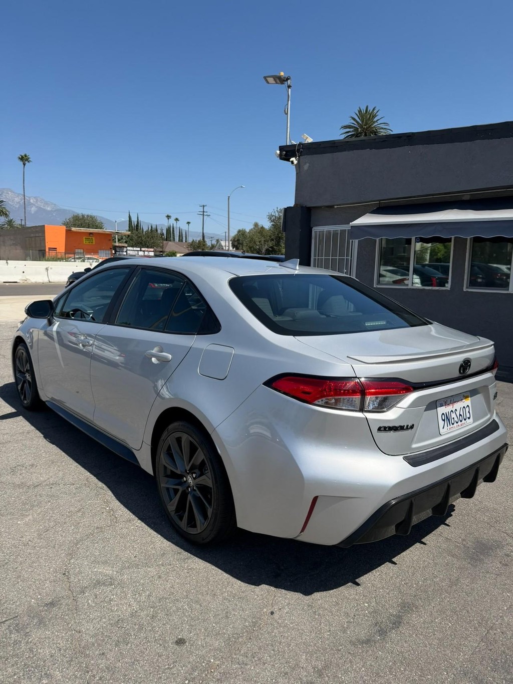Toyota Corolla Vehicle Full-screen Gallery Image 9