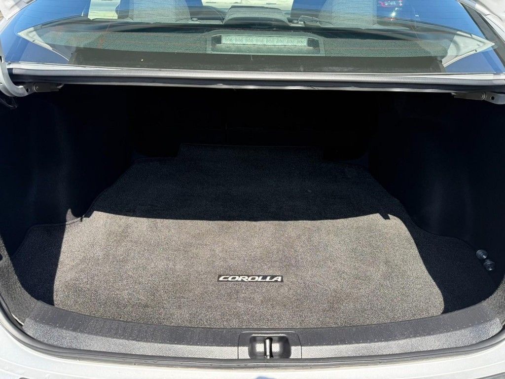 Toyota Corolla Vehicle Full-screen Gallery Image 19