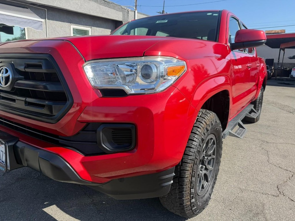 Toyota Tacoma Vehicle Full-screen Gallery Image 3