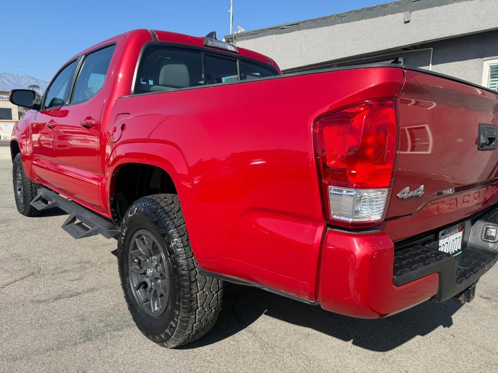 Toyota Tacoma Vehicle Full-screen Gallery Image 6