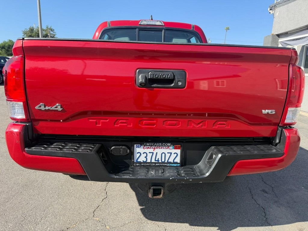 Toyota Tacoma Vehicle Full-screen Gallery Image 7