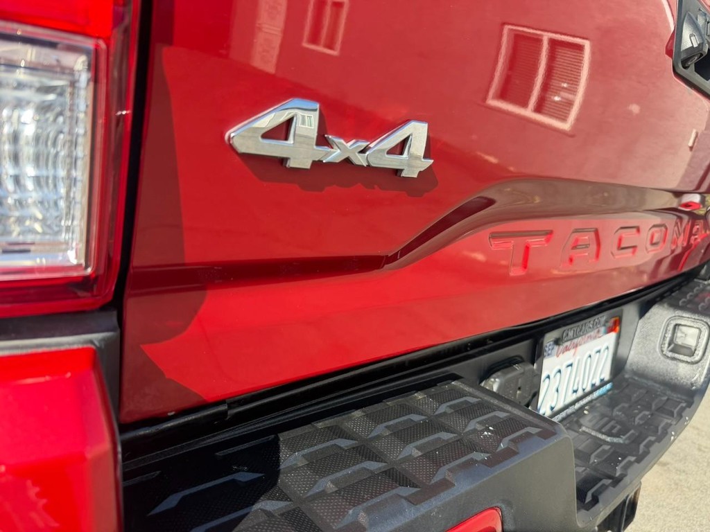 Toyota Tacoma Vehicle Full-screen Gallery Image 8
