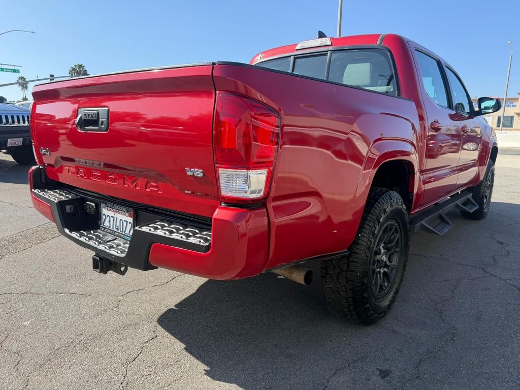 Toyota Tacoma Vehicle Full-screen Gallery Image 9