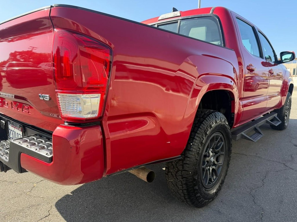 Toyota Tacoma Vehicle Full-screen Gallery Image 10