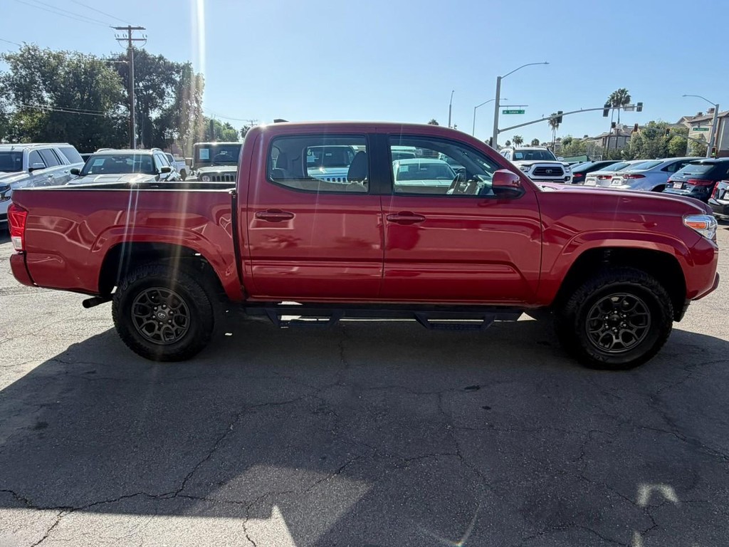 Toyota Tacoma Vehicle Full-screen Gallery Image 11