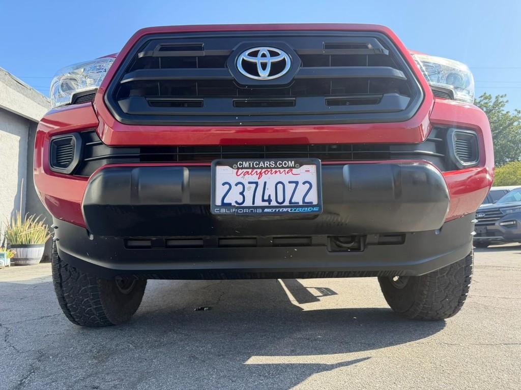 Toyota Tacoma Vehicle Full-screen Gallery Image 13