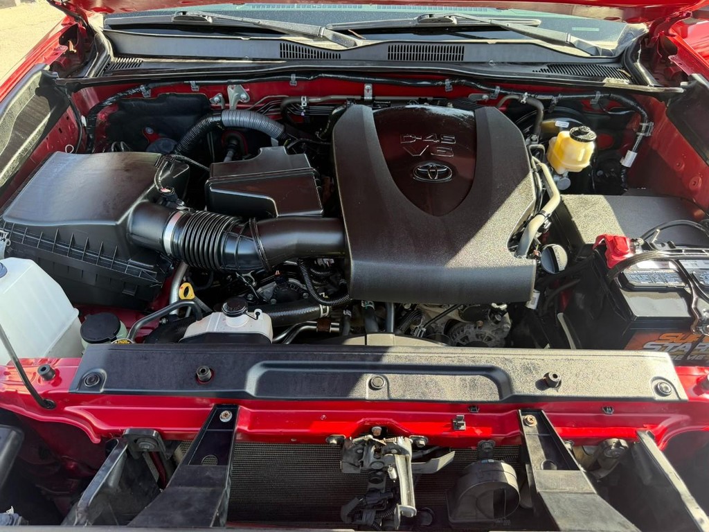 Toyota Tacoma Vehicle Full-screen Gallery Image 15