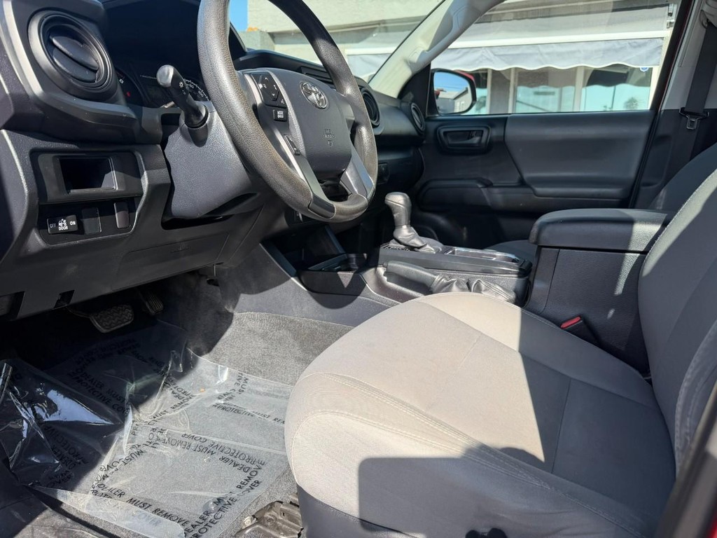 Toyota Tacoma Vehicle Full-screen Gallery Image 16