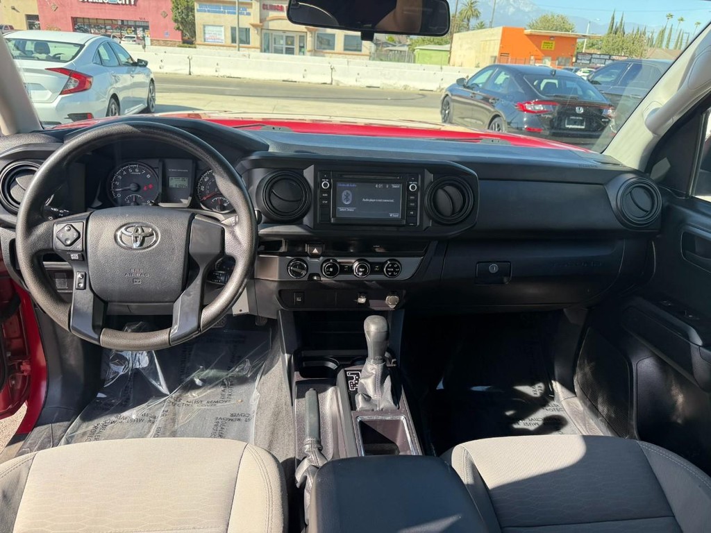 Toyota Tacoma Vehicle Full-screen Gallery Image 17