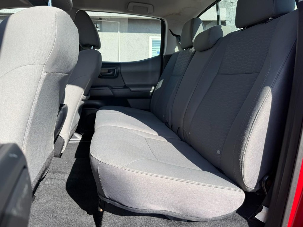 Toyota Tacoma Vehicle Full-screen Gallery Image 18