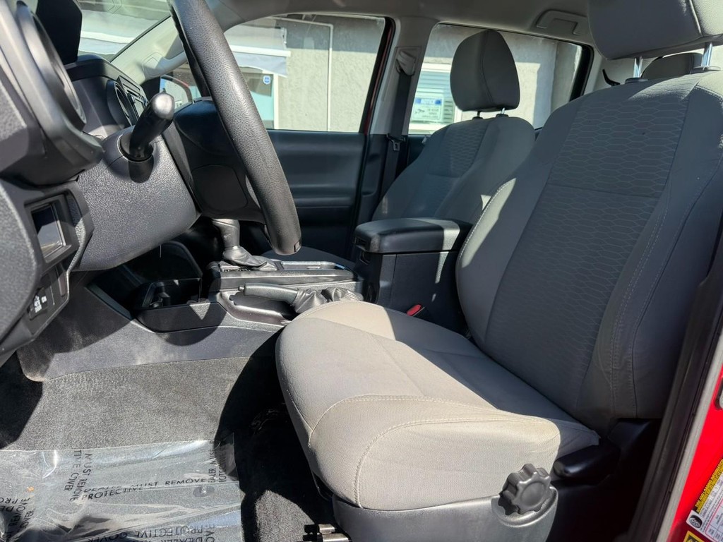 Toyota Tacoma Vehicle Full-screen Gallery Image 19