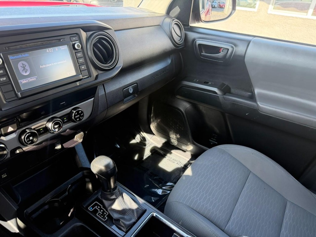 Toyota Tacoma Vehicle Full-screen Gallery Image 21