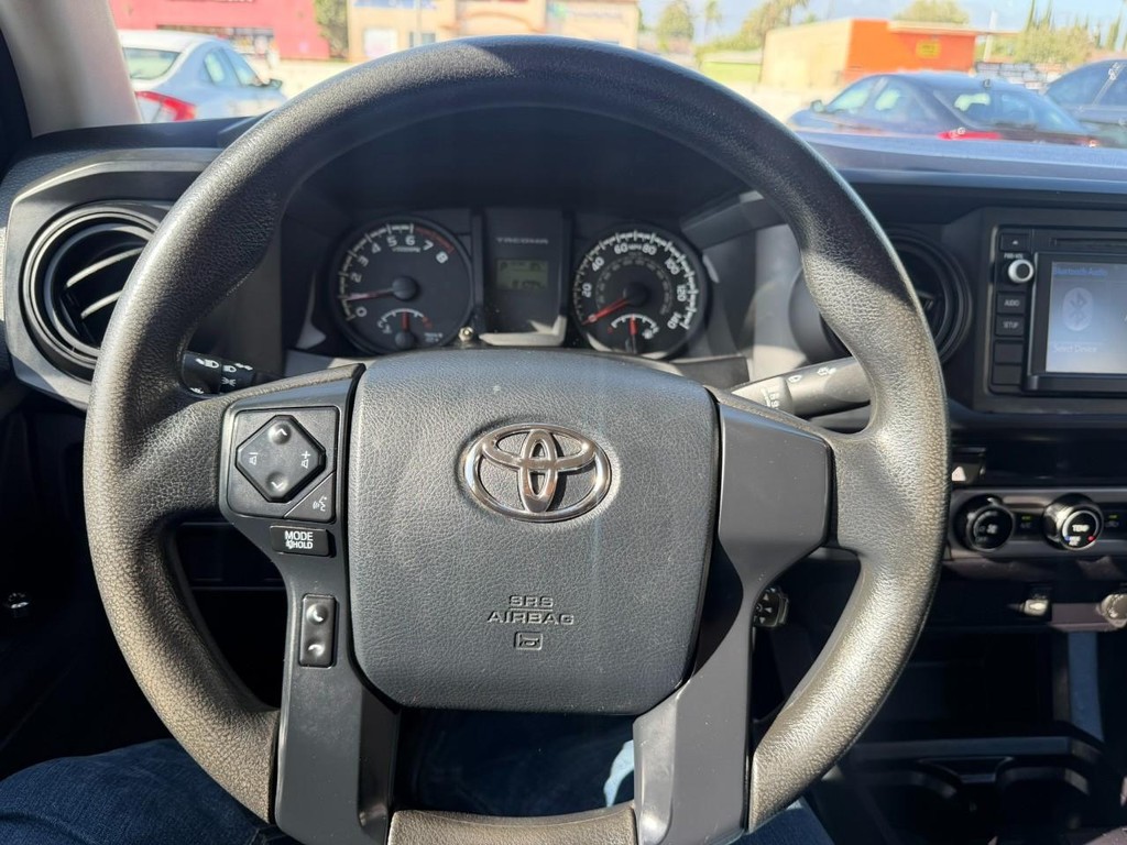 Toyota Tacoma Vehicle Full-screen Gallery Image 22