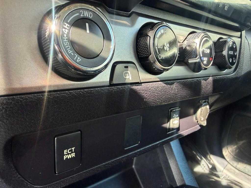 Toyota Tacoma Vehicle Full-screen Gallery Image 23