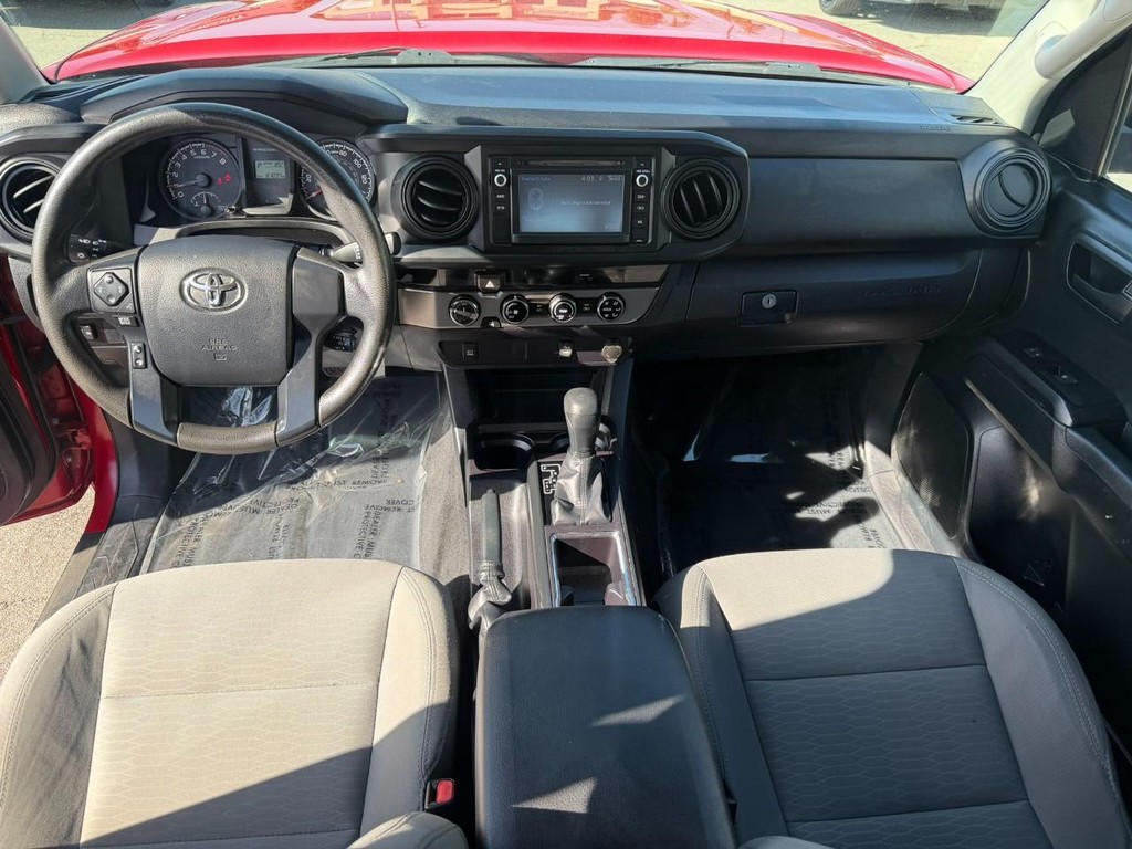 Toyota Tacoma Vehicle Full-screen Gallery Image 24