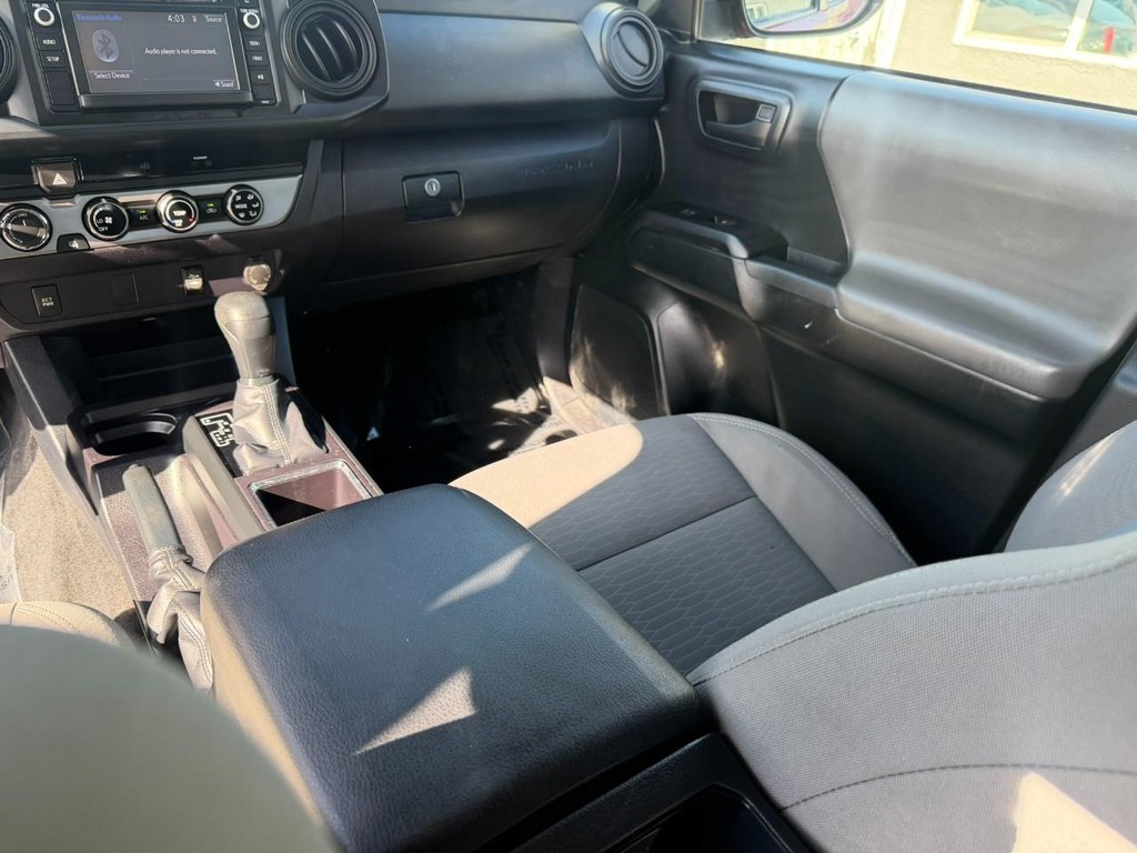 Toyota Tacoma Vehicle Full-screen Gallery Image 25