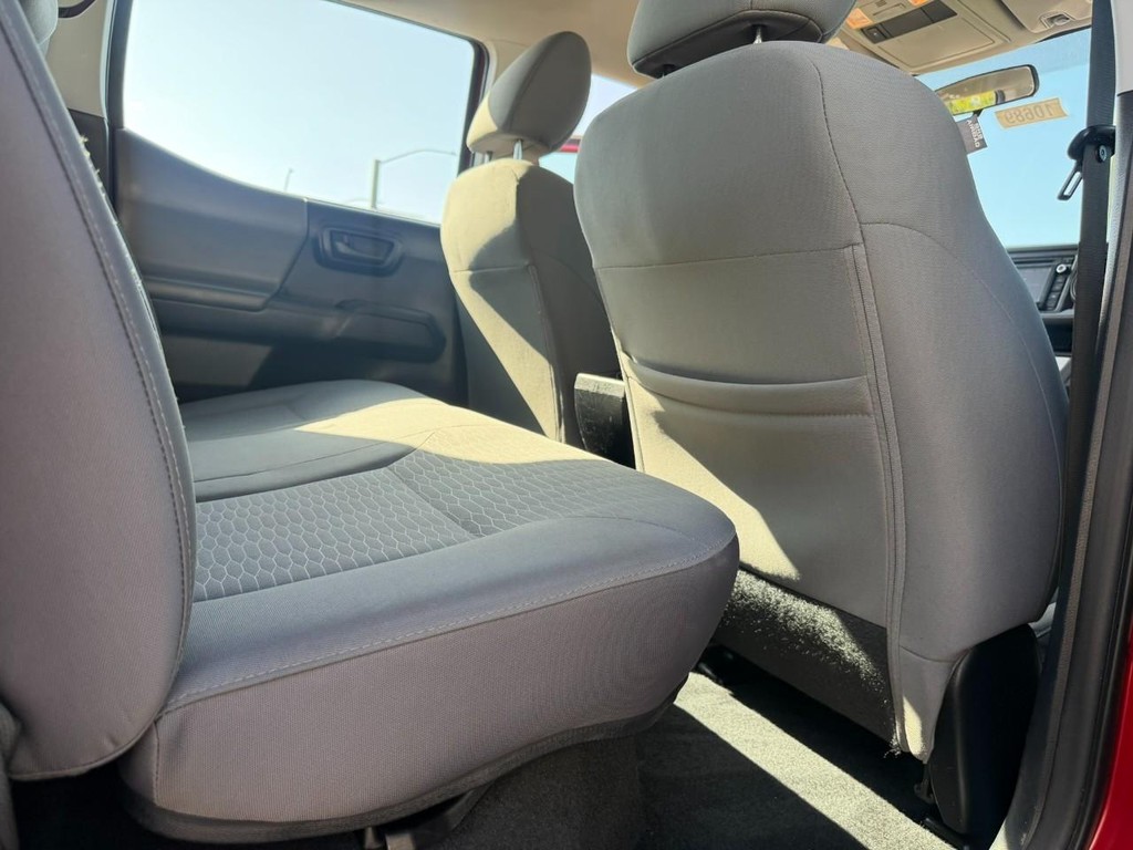Toyota Tacoma Vehicle Full-screen Gallery Image 26