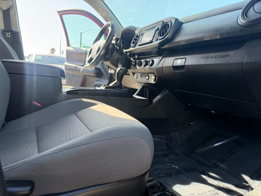 Toyota Tacoma Vehicle Full-screen Gallery Image 27