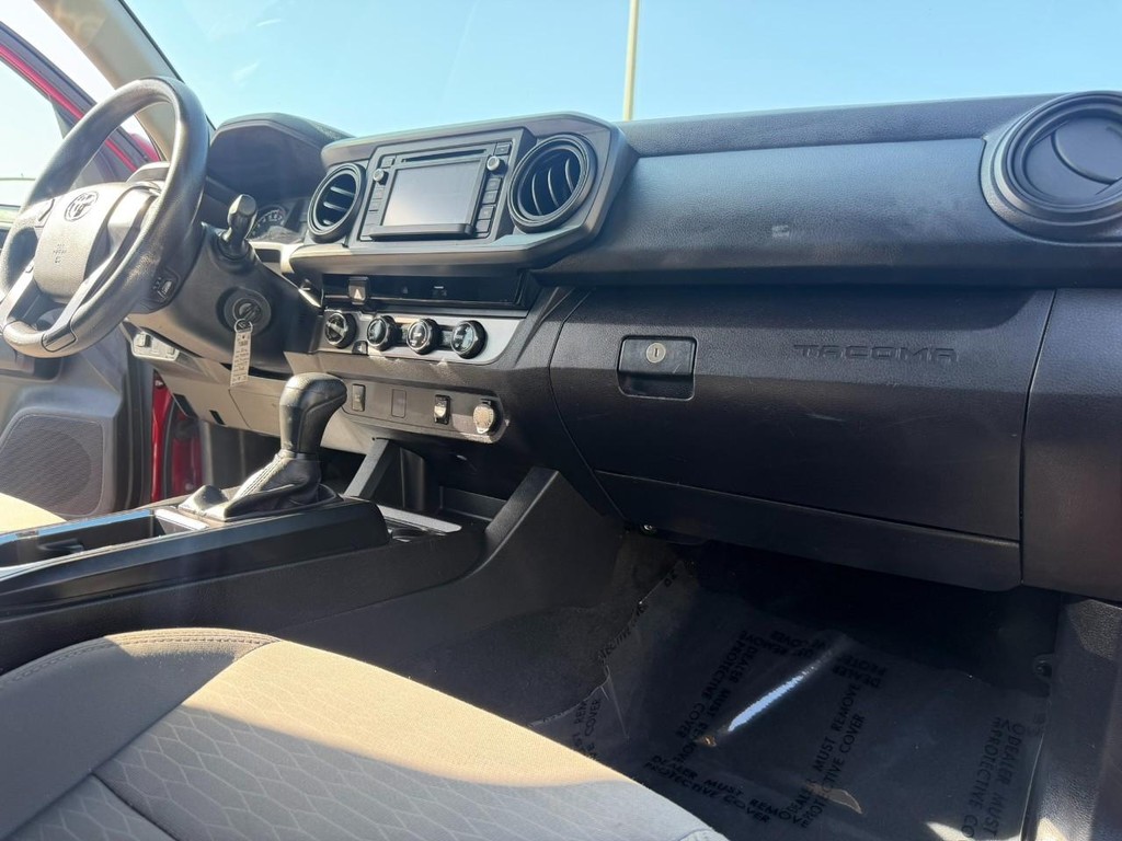 Toyota Tacoma Vehicle Full-screen Gallery Image 28